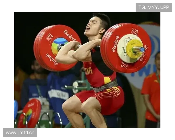 石智勇训练完直接拎两袋蛋白粉去接娃，这反差谁懂